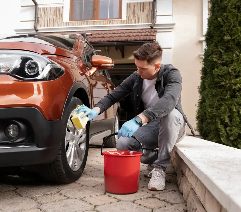 Lavage auto à domicile Saint-Pierre-de-Bœuf : professionnel intervenant sur un véhicule